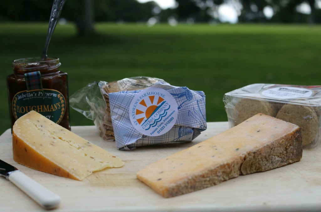 Cheese, oatcakes, chutney & cheese. What more does a girl need at lunchtime? 