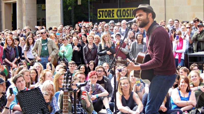 Busking and Bronzing, what more could you want from a city centre location? Image: stv.tv